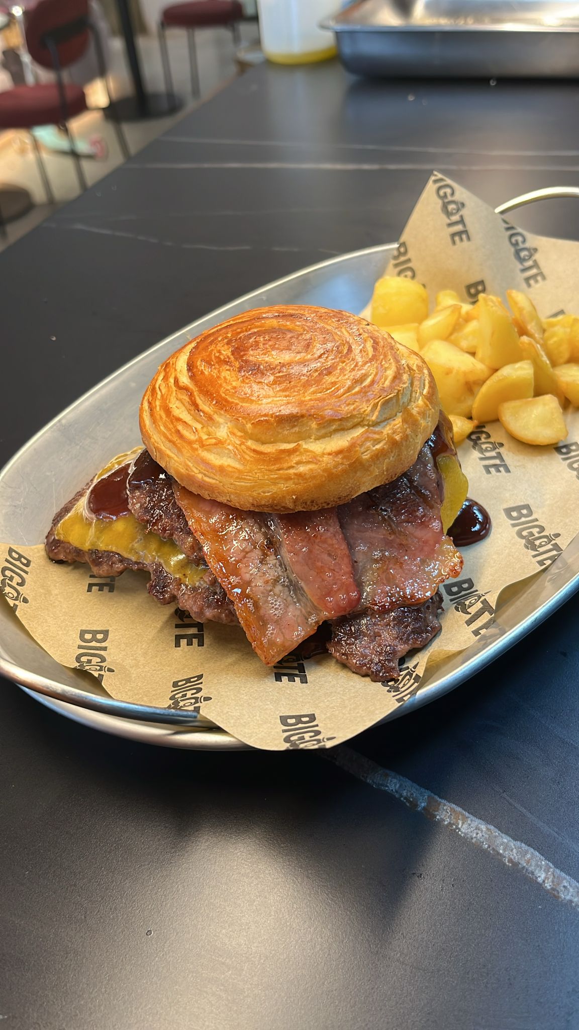 Pan american roll de hojaldre ,ternera  bacon cheddar y salsa BBQ